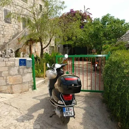 Stela Gostinjska kuća Sumartin